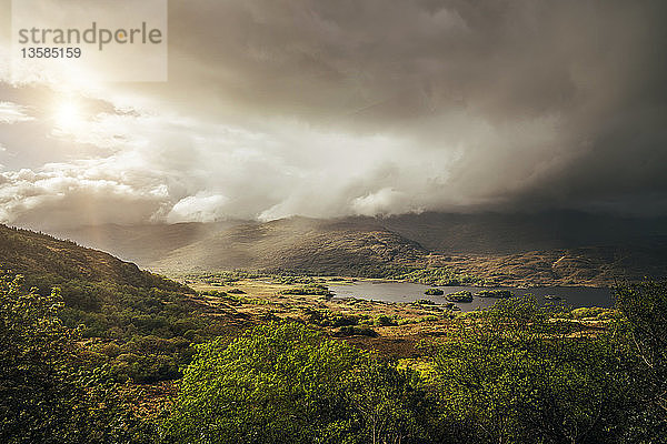 Ruhiger  majestätischer Blick auf Wolken über sonniger  abgelegener Landschaft  Kerry  Irland