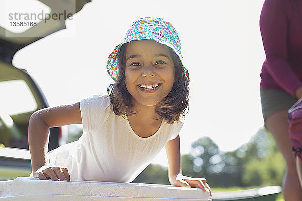 Porträt selbstbewusstes  glückliches Mädchen mit Sonnenhut