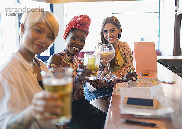 Porträt lächelnd  zuversichtlich  junge Frauen Freunde Toasting Cocktails in Bar