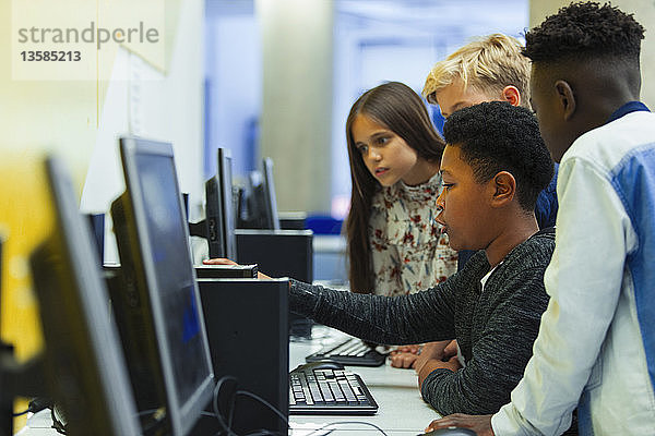 Schüler der Sekundarstufe verwenden einen Computer im Computerraum