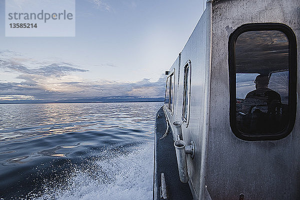 Kapitän fährt Boot auf ruhigem Fluss  Campbell River  British Columbia  Kanada