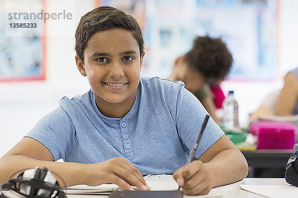 Porträt zuversichtlich Junior High School Junge Student macht Hausaufgaben im Klassenzimmer
