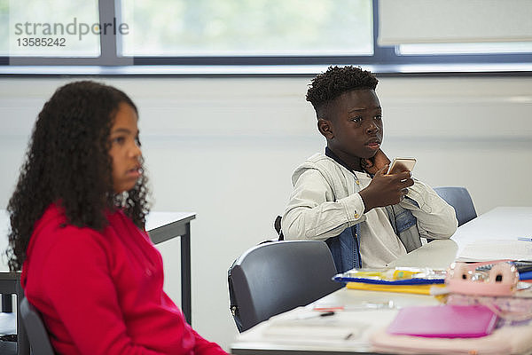 Schüler der Sekundarstufe II hören im Klassenzimmer zu