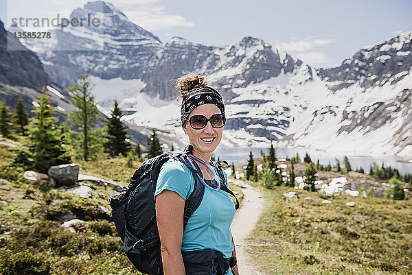 Porträt einer selbstbewussten Wanderin auf einem sonnigen  idyllischen Bergpfad  Yoho Park  British Columbia  Kanada