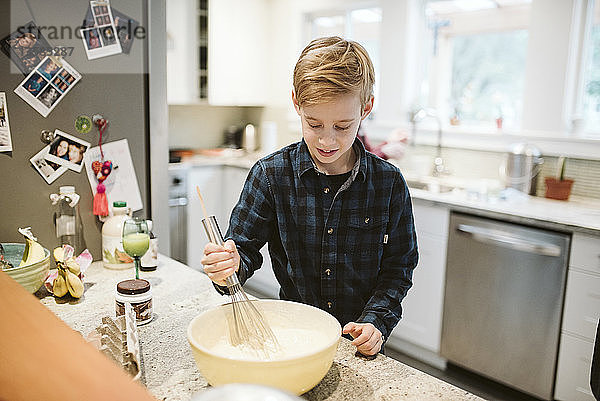 Kleiner Junge backt in der Küche