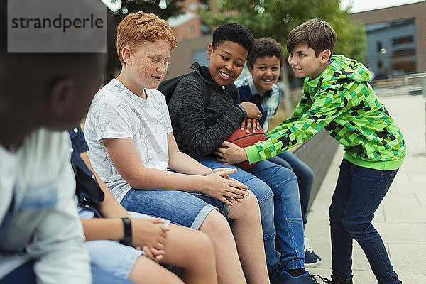 Zwei Jungen mit Basketball auf dem Schulhof