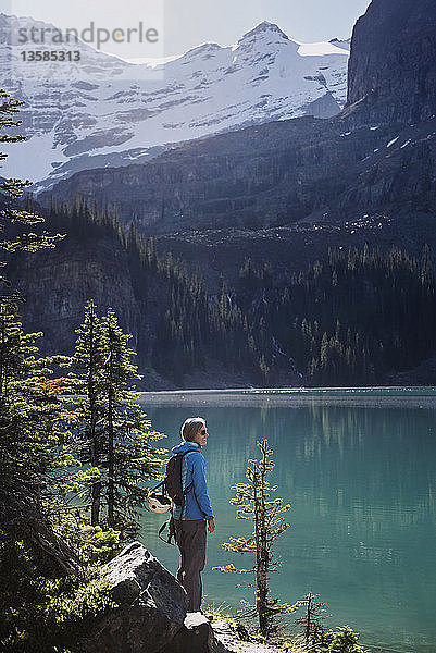 Wanderin mit Blick auf einen sonnigen  idyllischen Bergsee  Yoho Park  British Columbia  Kanada