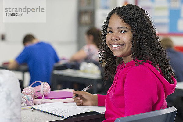 Porträt zuversichtlich Junior High School Mädchen Studentin macht Hausaufgaben im Klassenzimmer
