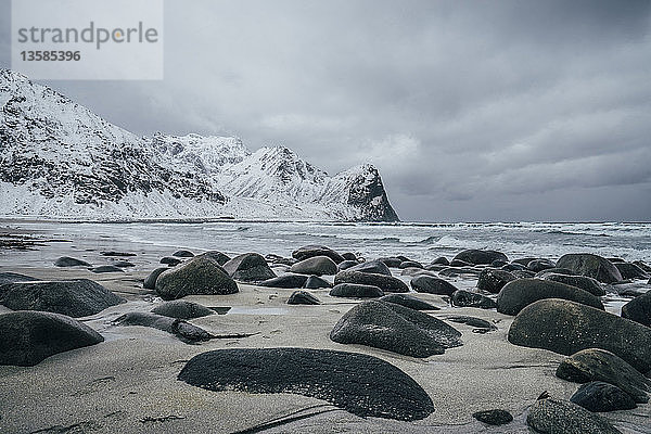 Felsen an einem verschneiten  abgelegenen Strand  Lofoten-Inseln  Norwegen
