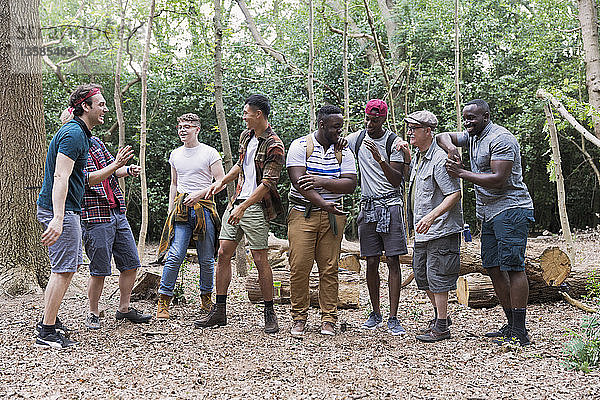 Männergruppe im Gespräch  Wandern im Wald