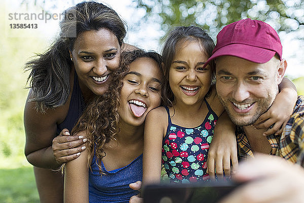 Verspielte Familie macht Selfie mit Fotohandy