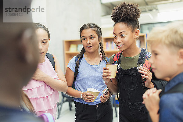 Schüler der Mittelstufe im Gespräch