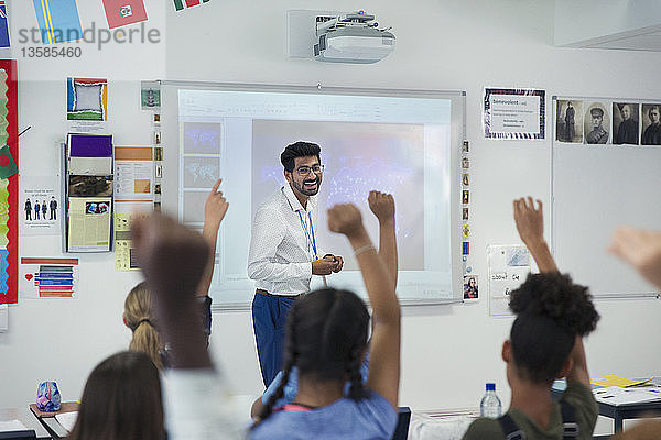 Lächelnder männlicher Lehrer  der den Unterricht im Klassenzimmer leitet