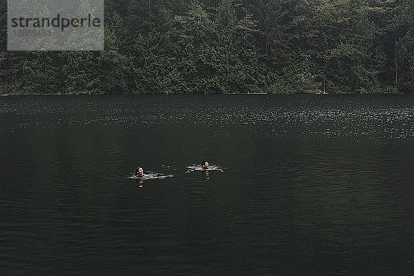 Pärchen schwimmt im See