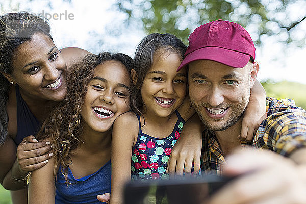 Glückliche Familie macht Selfie mit Fotohandy