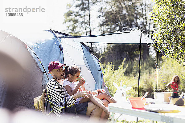 Vater und Tochter entspannen sich auf dem Campingplatz