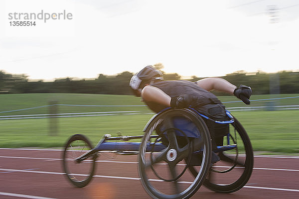 Querschnittsgelähmter Sportler rast im Rollstuhlrennen über die Sportstrecke