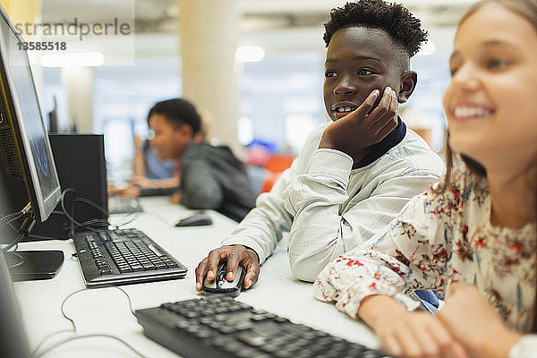 Schüler der Sekundarstufe verwenden einen Computer im Computerraum