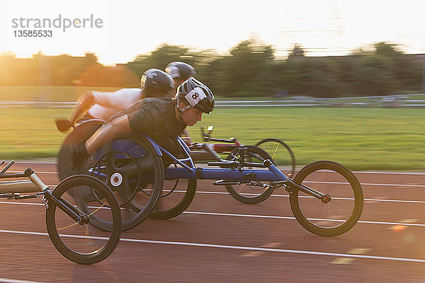 Querschnittsgelähmte Sportler rasen im Rollstuhlrennen über die Sportstrecke