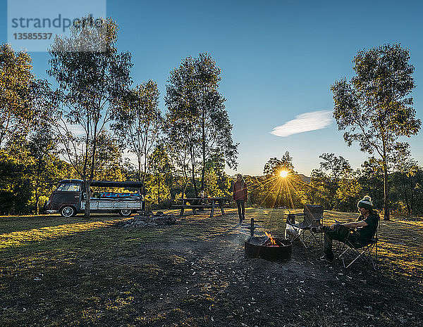 Ein Paar zeltet in einem idyllischen Feld  Blue Mountains  Australien