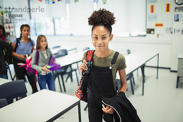 Porträt lächelnd  zuversichtlich Junior High School Mädchen im Klassenzimmer