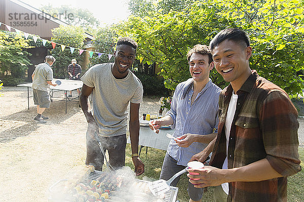 Porträt lächelnd männliche Freunde genießen Sommer Hinterhof Grill