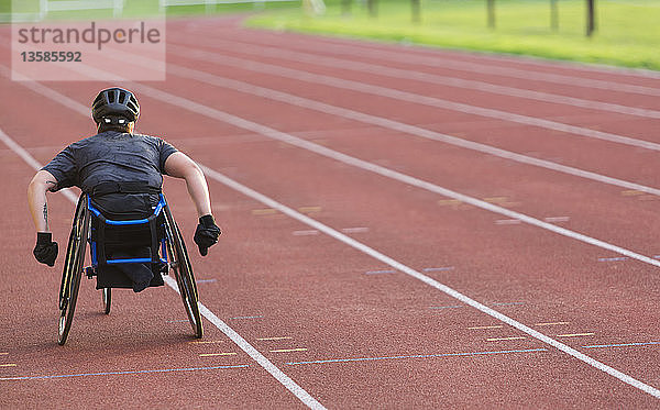 Querschnittsgelähmte Athletin rast im Rollstuhlrennen über die Sportstrecke