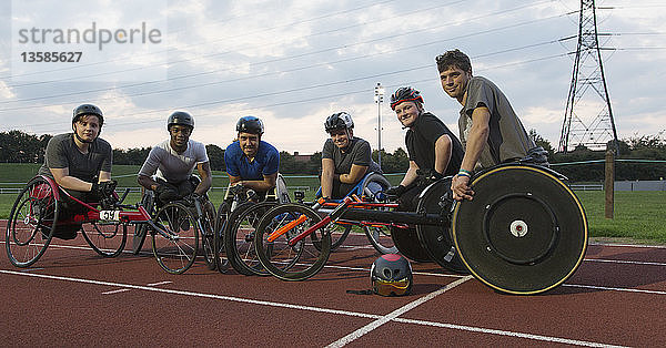 Porträt selbstbewusster querschnittsgelähmter Sportler beim Training für ein Rollstuhlrennen auf einer Sportbahn