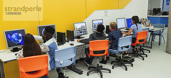 Schüler der Mittelstufe benutzen Computer im Computerraum