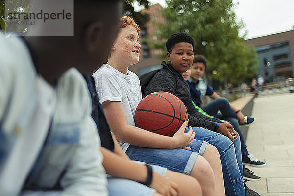 Zwei Jungen mit Basketball auf dem Schulhof