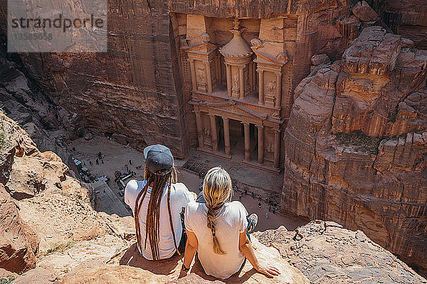 Pärchen genießt architektonische Ruinen  Petra  Jordanien