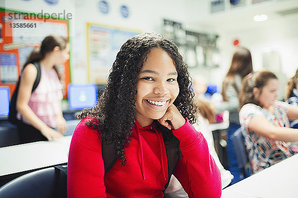 Porträt lächelnd  zuversichtlich Junior High School Mädchen im Klassenzimmer