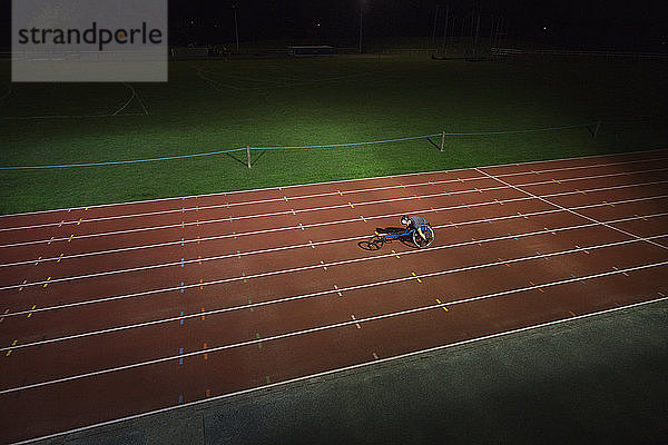 Querschnittsgelähmter Sportler rast bei einem nächtlichen Rollstuhlrennen über eine Sportstrecke