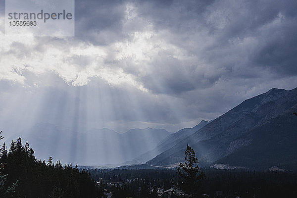 Sonnenstrahlen brechen durch die Wolken über idyllische Berge und Täler  Banff  Alberta  Kanada