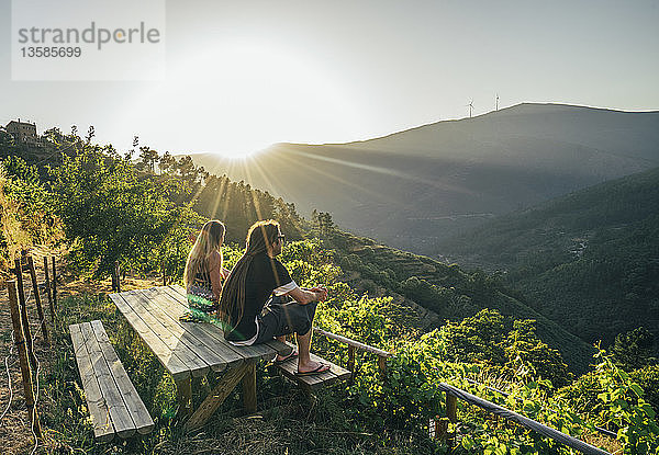Paar genießt die sonnige  idyllische Aussicht auf einen Berghang  Chas de Egua  Portugal