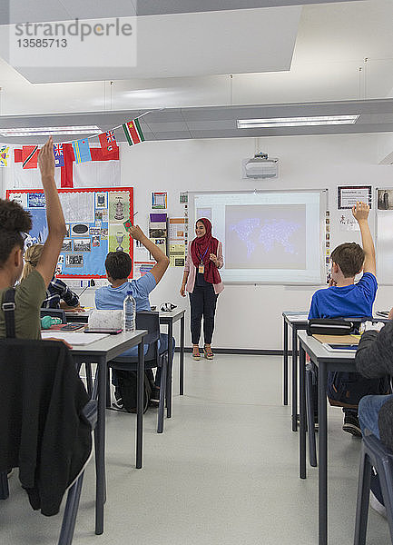 Lehrerin im Hijab beantwortet Fragen von Schülern im Klassenzimmer