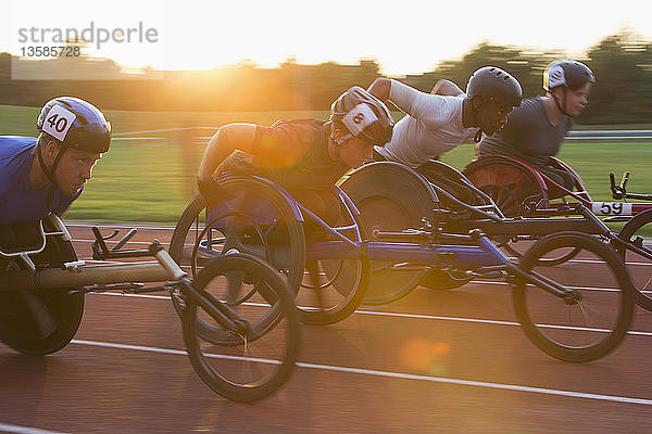 Querschnittsgelähmte Sportler rasen im Rollstuhlrennen über die Sportstrecke