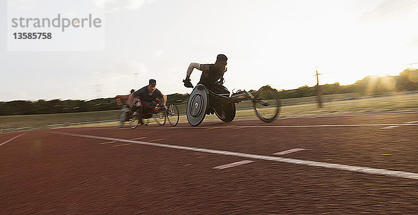 Querschnittsgelähmte Athleten rasen beim Rollstuhlrennen über die Sportstrecke