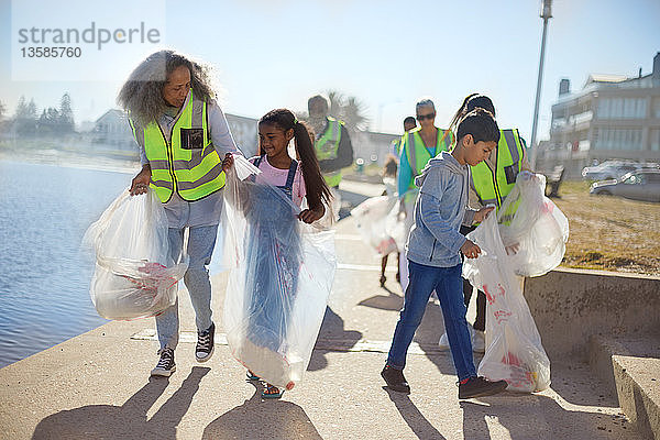 Freiwillige säubern die sonnige Strandpromenade von Müll