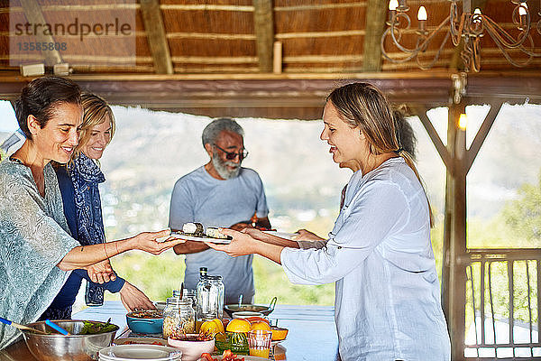 Gruppe beim gesunden Frühstück in der Hütte während des Yoga-Retreats