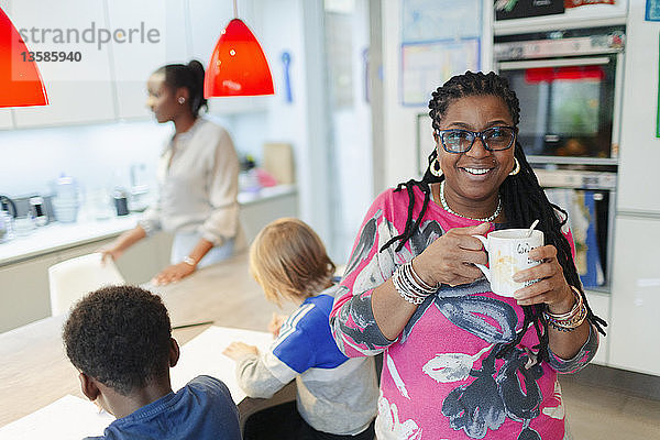 Portrait lächelnde Frau trinkt Kaffee in der Küche