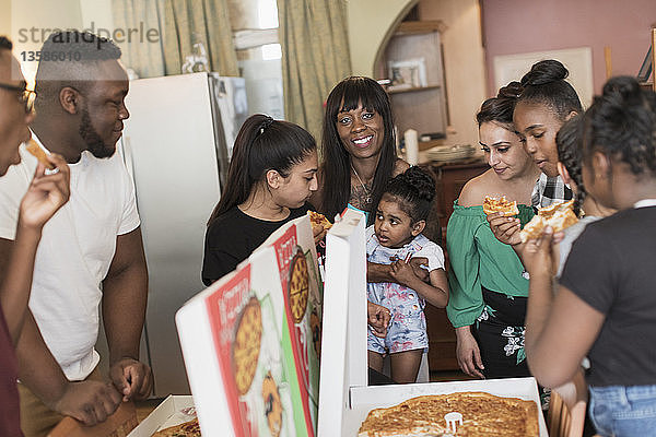Familie genießt Pizza
