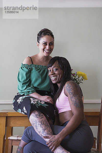 Porträt selbstbewusstes  zärtliches lesbisches Paar mit Tattoos