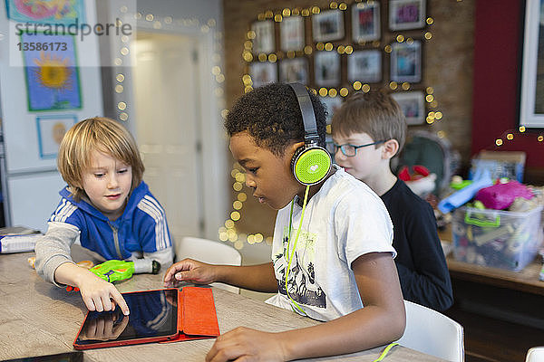 Jungen spielen Videospiel mit digitalem Tablet