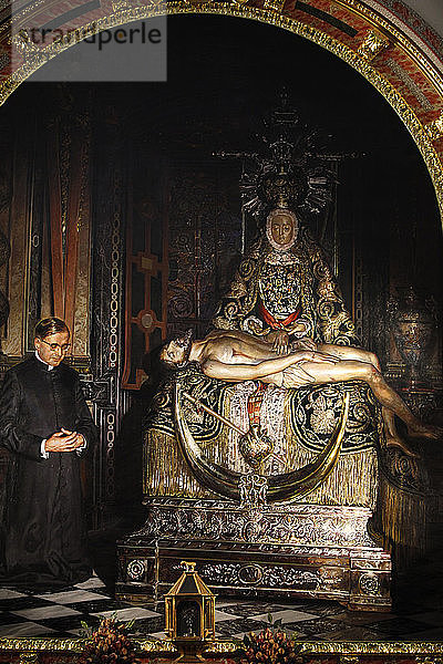 Gemälde  das den Gründer des Opus Dei  Josemarata Escrivat? von Balaguer  neben einer Pieta-Skulptur darstellt