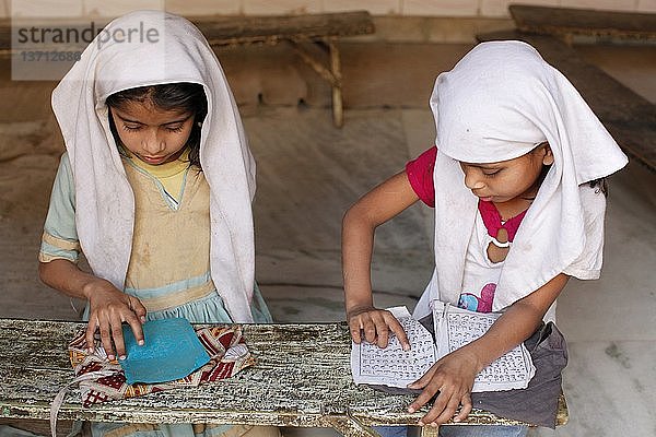 Mädchen lernen Arabisch in einer Medersa (koranische Schule).