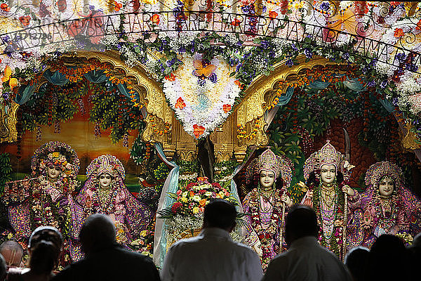 Darshan im ISKCON-Tempel Bhaktivedanta Manor (Hare Krishna) während des Janmashtami-Festes