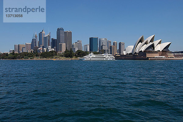 Das Opernhaus von Sydney und die Skyline der Stadt von einer Hafenfähre aus  Sydney  New South Wales  Australien