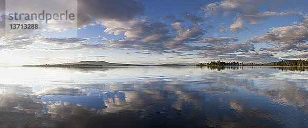 Spiegelung von Wolken in einem See  Umbagog Lake  Coos County  New Hampshire  USA