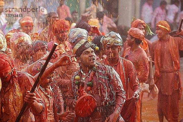 Dorfbewohner von Barsana feiern Holi in Nandgaon und verhöhnen Dorfbewohner von Nandgaon  die sie mit farbigen Flüssigkeiten übergießen.